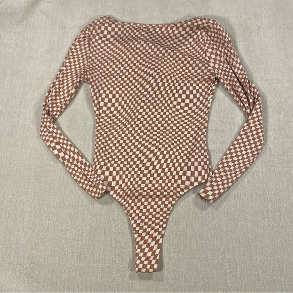 Rue21 Y2K Tan and White Long Sleeve Wavy Checkered Bodysuit Button Check Snap - Picture 3 of 3